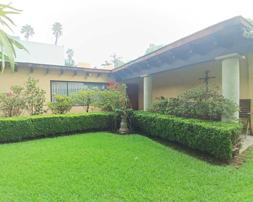 Amplia casa sola con jardines y estudio en Jardines del Pedregal