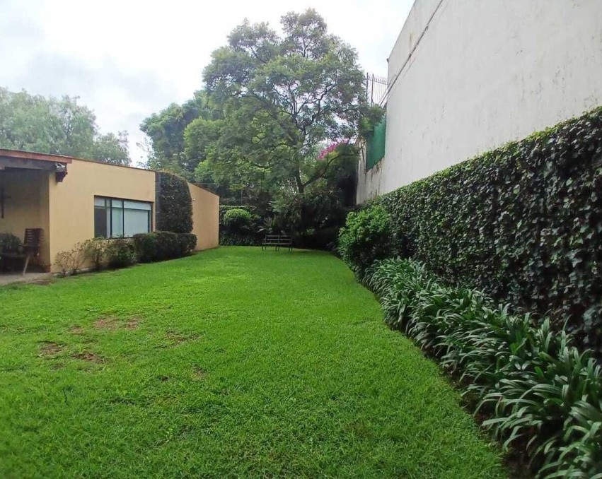 Amplia casa sola con jardines y estudio en Jardines del Pedregal